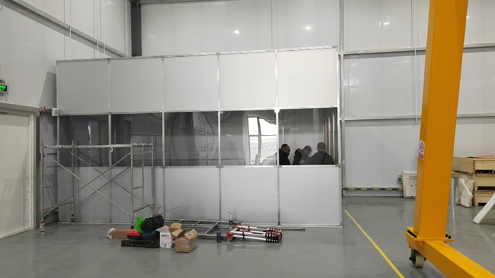 如何確保鋁塑板百級(jí)潔凈棚的氣流均勻性，避免局部污染？